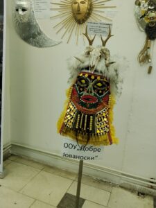 Маската која ја освои првата награда во категорија основни училишта од прво до петто одделение „Прилепски мечкар, чувар на традицијата“